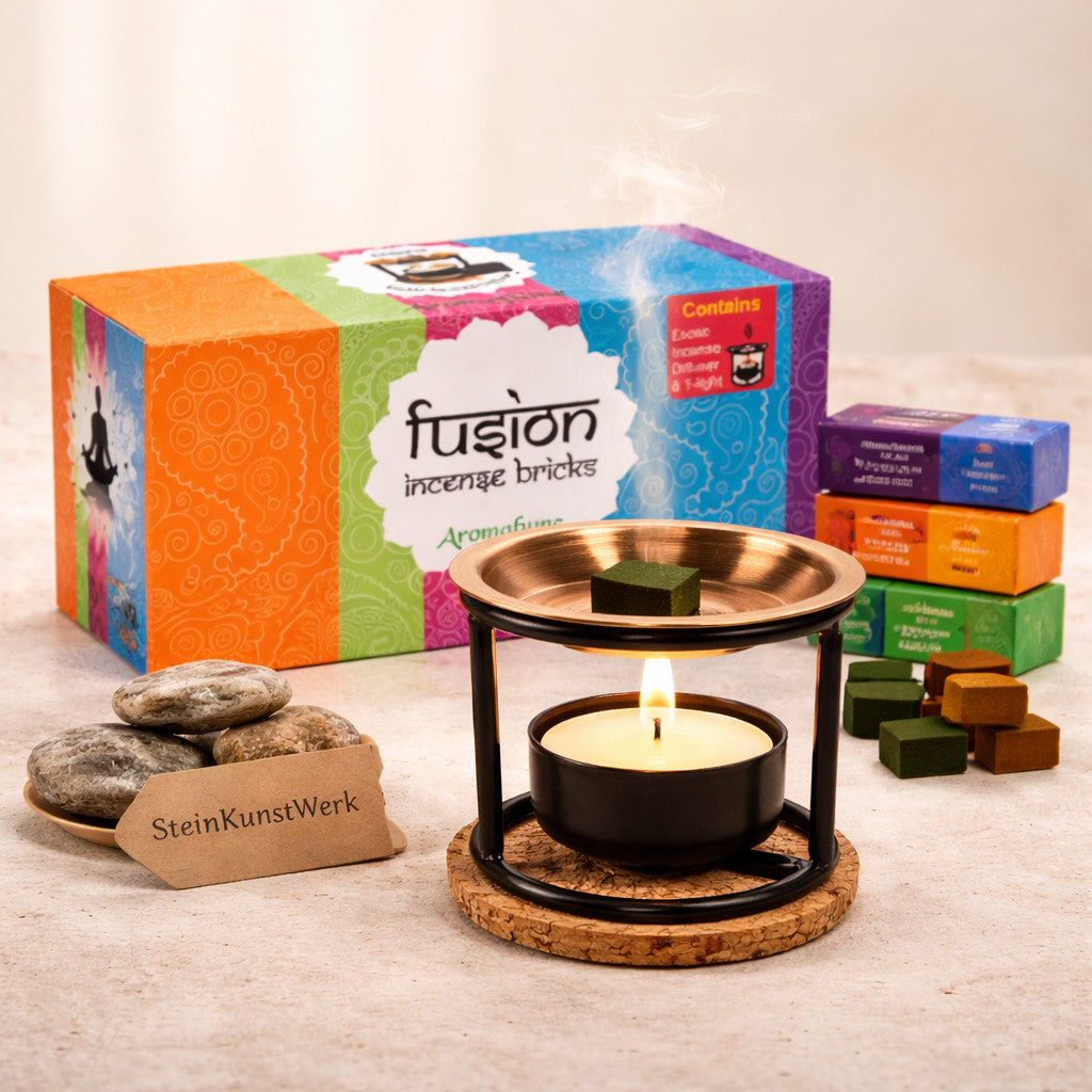 Chakra Weihrauch Ritual Set im Einsatz mit brennendem Teelicht und aufsteigendem Rauch in ruhiger, warmer Wohnatmosphäre