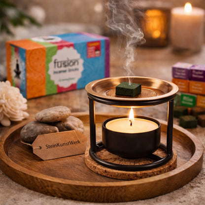 Chakra Weihrauch Ritual Set im Einsatz mit brennendem Teelicht und aufsteigendem Rauch in ruhiger, warmer Wohnatmosphäre