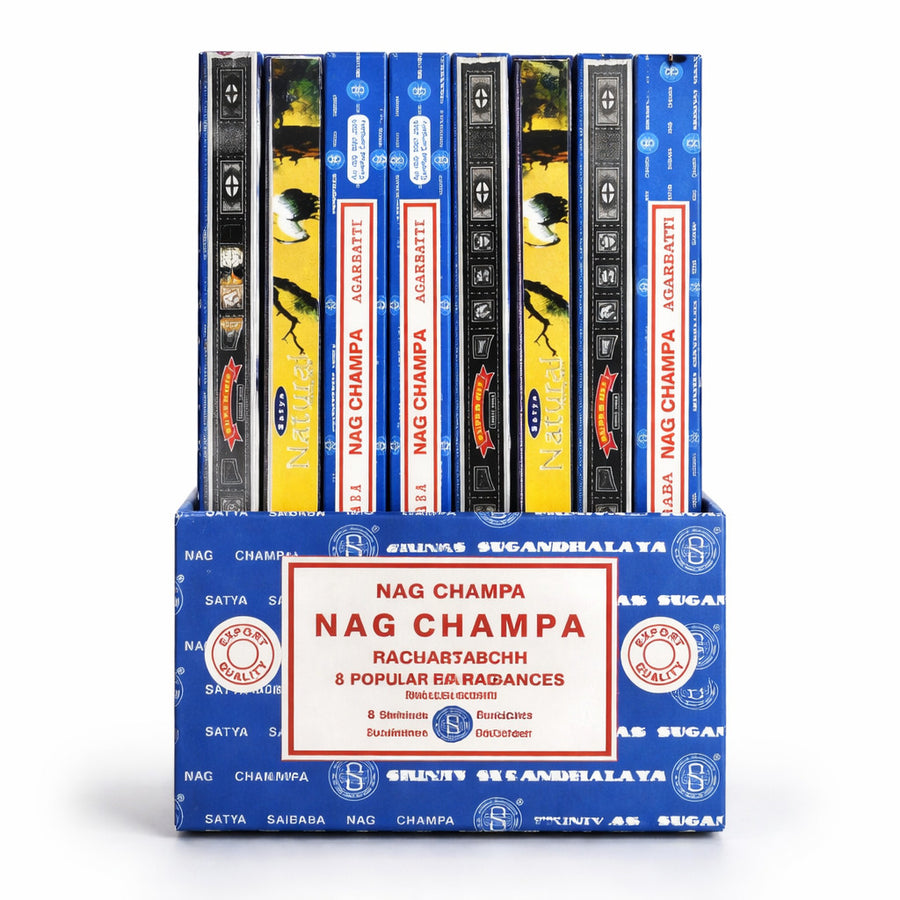 Nag Champa Räucherstäbchen Set im Ritualmoment mit brennendem Räucherstäbchen und entspannter Atmosphäre