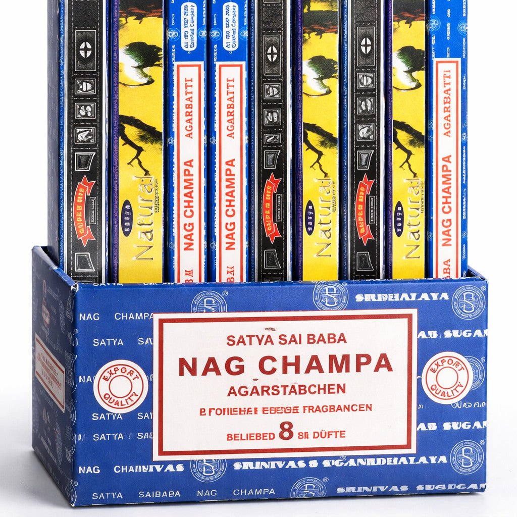 Nag Champa Räucherstäbchen Set im Ritualmoment mit brennendem Räucherstäbchen und entspannter Atmosphäre