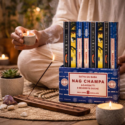 Nag Champa Räucherstäbchen Set im Ritualmoment mit brennendem Räucherstäbchen und entspannter Atmosphäre