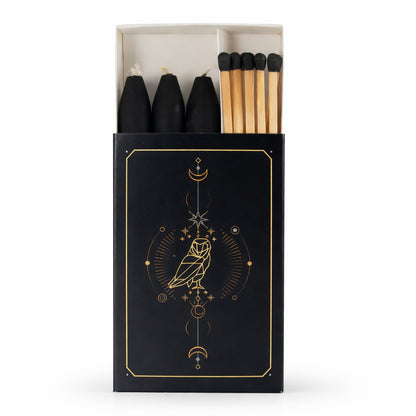 Ritual Set mit schwarzen Kerzen und Streichhölzern in der Hand gehalten – Größenvergleich, Eulen-Design, stimmungsvolle Kerzenatmosphäre