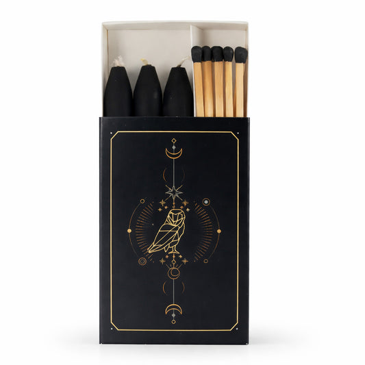 Ritual Set mit schwarzen Kerzen und Streichhölzern in der Hand gehalten – Größenvergleich, Eulen-Design, stimmungsvolle Kerzenatmosphäre