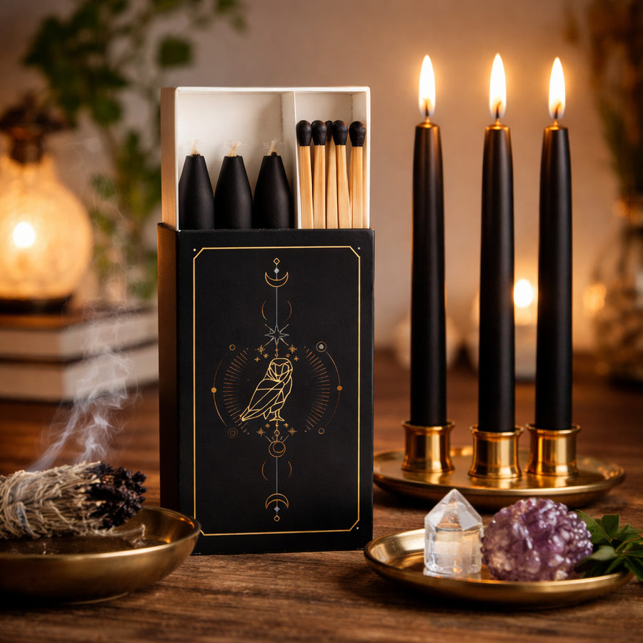 Ritual Set mit schwarzen Kerzen und Streichhölzern in der Hand gehalten – Größenvergleich, Eulen-Design, stimmungsvolle Kerzenatmosphäre