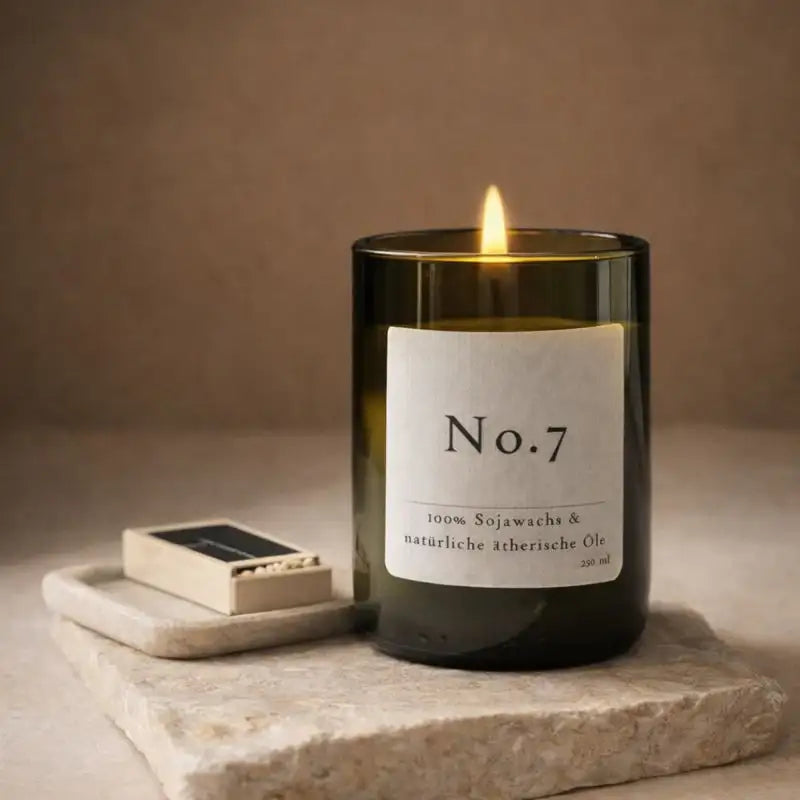 No. 7 – Natürliche Duftkerze für wohltuende Klarheit & frische Energie - by SteinKunstWerk | Kerze aus alter Weinflasche aus nachhaltiger Herstellung