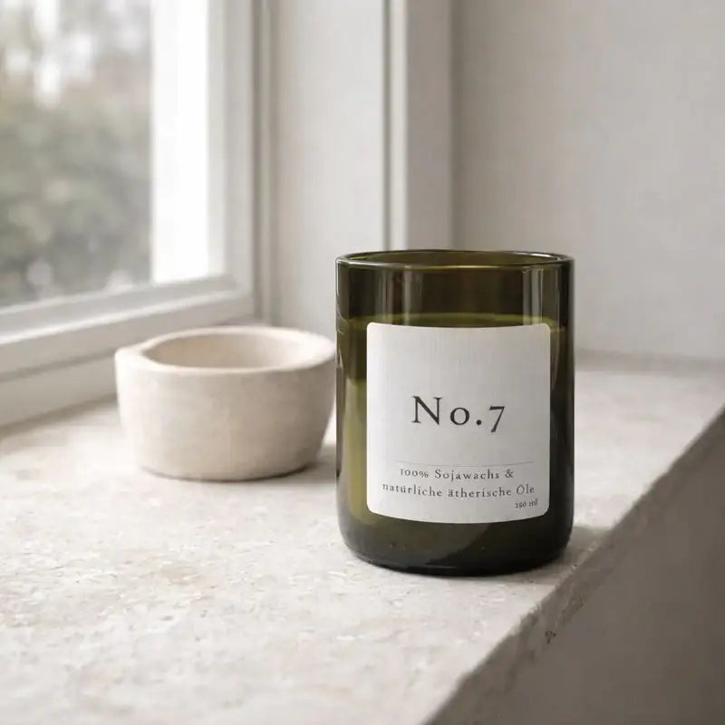 No. 7 – Natürliche Duftkerze für wohltuende Klarheit & frische Energie - by SteinKunstWerk | Kerze aus alter Weinflasche aus nachhaltiger Herstellung