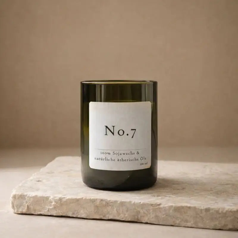 No. 7 – Natürliche Duftkerze für wohltuende Klarheit & frische Energie - by SteinKunstWerk | Kerze aus alter Weinflasche aus nachhaltiger Herstellung