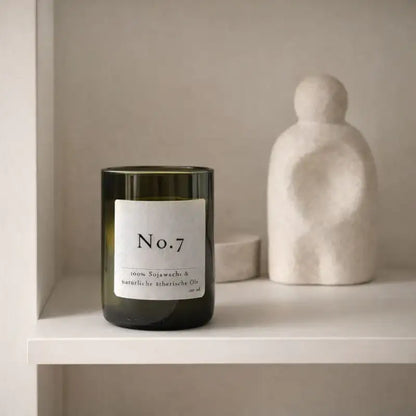 No. 7 – Natürliche Duftkerze für wohltuende Klarheit & frische Energie - by SteinKunstWerk | Kerze aus alter Weinflasche aus nachhaltiger Herstellung