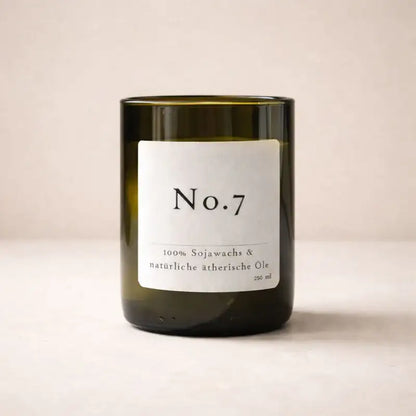 No. 7 – Natürliche Duftkerze für wohltuende Klarheit & frische Energie - by SteinKunstWerk | Kerze aus alter Weinflasche aus nachhaltiger Herstellung