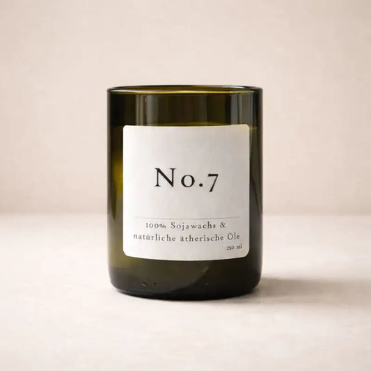 No. 7 – Natürliche Duftkerze für wohltuende Klarheit & frische Energie - by SteinKunstWerk | Kerze aus alter Weinflasche aus nachhaltiger Herstellung
