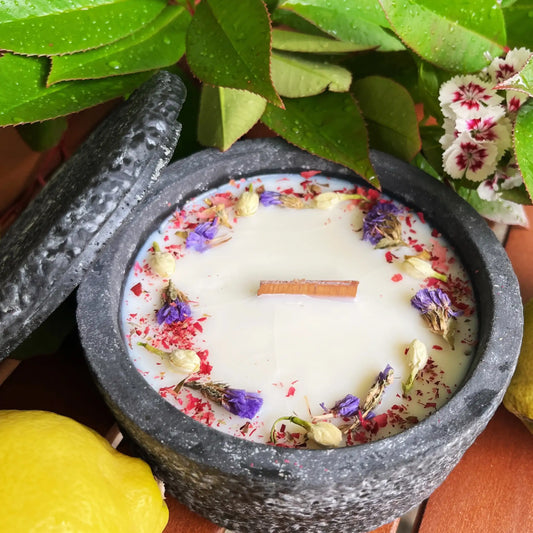 Black Edition HANDGEMACHTE Citronella BETONKERZE - Stilvolle Sojawachskerze für Ihr Zuhause. Outdoor Kerze mit Blütenverzierung und HOCHWERTIGEM Holzdocht aus dem Südschwarzwald - by SteinKunstWerk | Outdoor aus nachhaltiger Herstellung