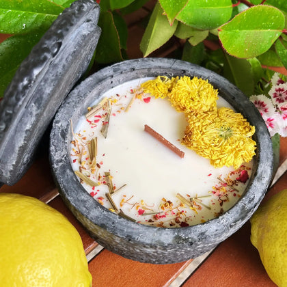 Black Edition HANDGEMACHTE Citronella BETONKERZE - Stilvolle Sojawachskerze für Ihr Zuhause. Outdoor Kerze mit Blütenverzierung und HOCHWERTIGEM Holzdocht aus dem Südschwarzwald - by SteinKunstWerk | Outdoor aus nachhaltiger Herstellung