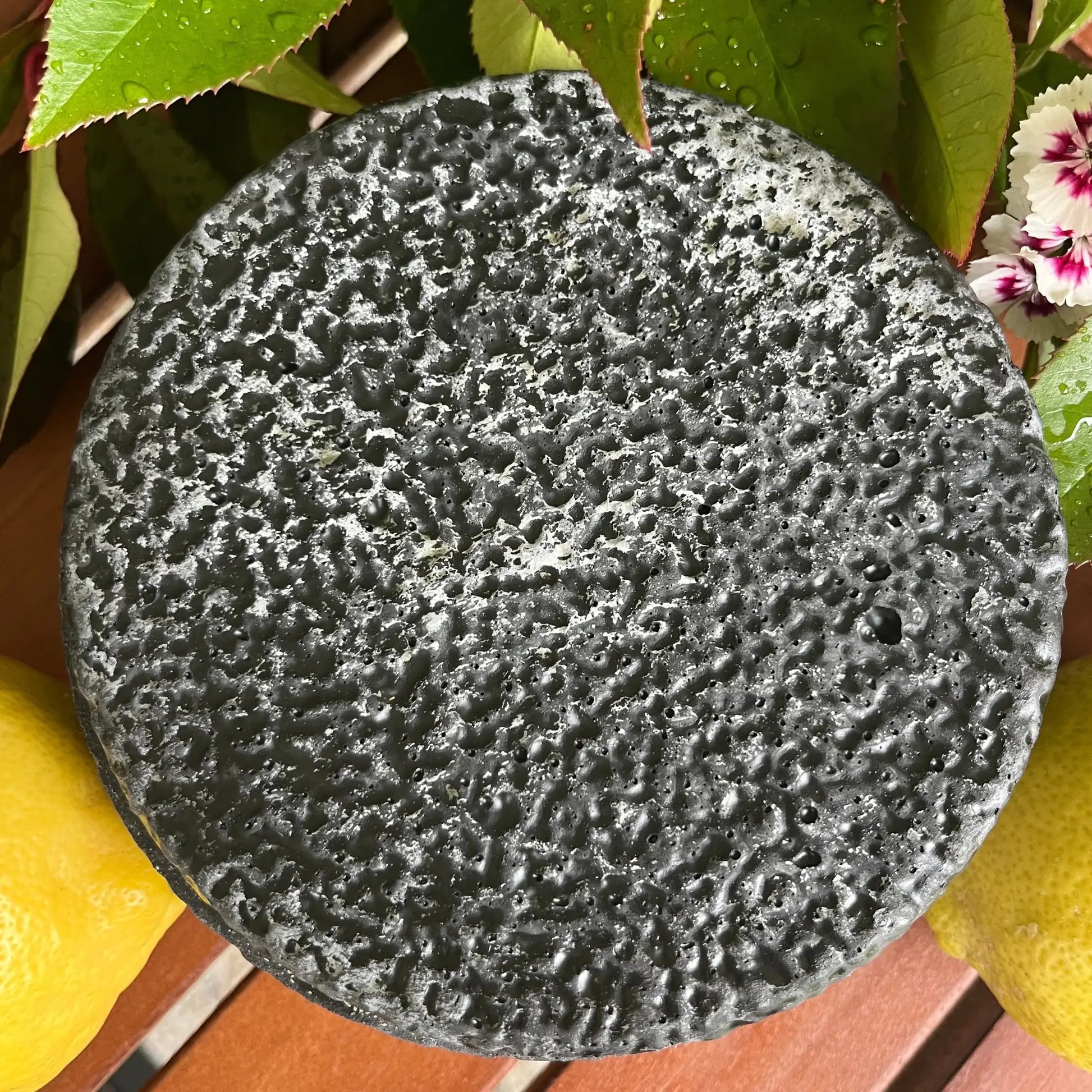 Black Edition HANDGEMACHTE Citronella BETONKERZE - Stilvolle Sojawachskerze für Ihr Zuhause. Outdoor Kerze mit Blütenverzierung und HOCHWERTIGEM Holzdocht aus dem Südschwarzwald - by SteinKunstWerk | Outdoor aus nachhaltiger Herstellung