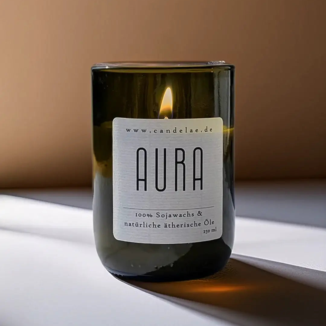 AURA – natürliche Duftkerze für Ruhe & Balance - by SteinKunstWerk | Kerze aus alter Weinflasche aus nachhaltiger Herstellung