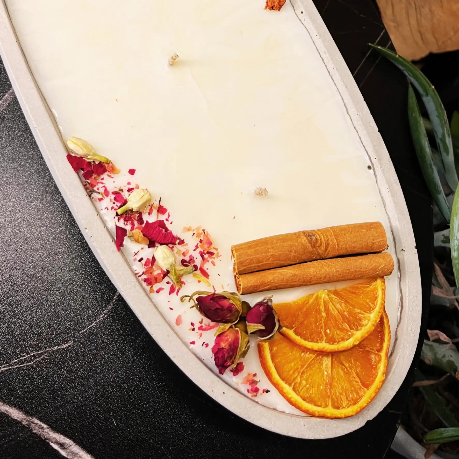 Betonduftkerze „Vanilla Toffee – Flammenboot“ – Handgemachte Duft- & Designkerze aus dem Schwarzwald - by SteinKunstWerk | Outdoor aus nachhaltiger Herstellung