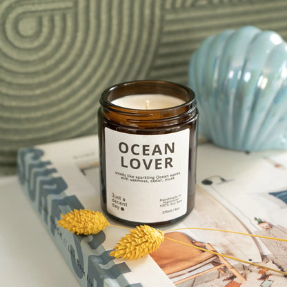 Maritime Duftkerze aus Sojawachs mit Eichenmoos, Zedernholz & floralen Noten. Ocean Lover bringt frische Ozean-Atmosphäre, Klarheit und Ruhe in dein Zuhause.