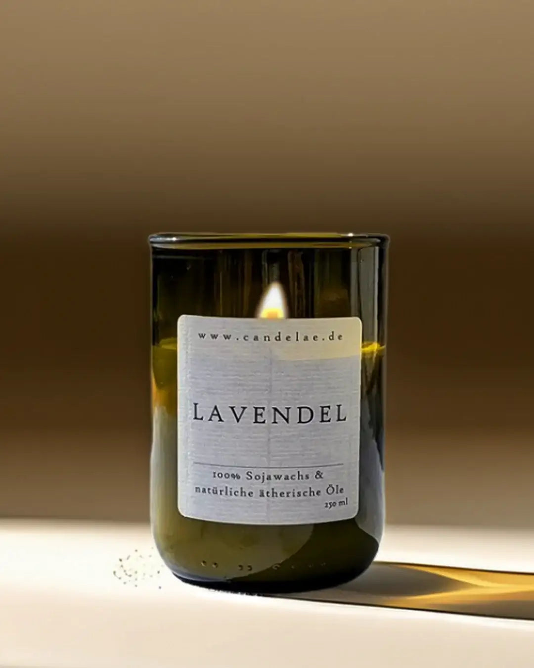 Lavendel Duftkerze – Ruhe, Balance & natürliche Entspannung - by SteinKunstWerk | Kerze aus alter Weinflasche aus nachhaltiger Herstellung