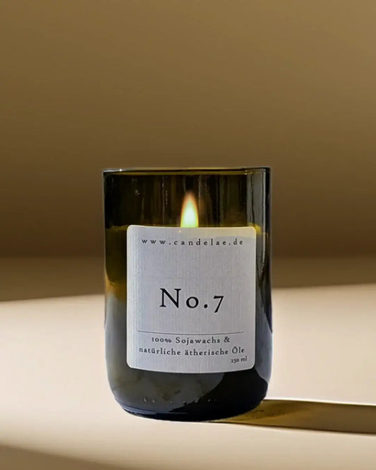 No.7 – Natürliche Duftkerze für wohltuende Klarheit & frische Energie - by SteinKunstWerk | Kerze aus alter Weinflasche aus nachhaltiger Herstellung