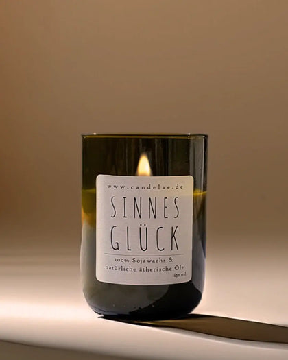 Sinnesglück – Natürliche Duftkerze im Weinflaschenglas - by SteinKunstWerk | Duftkerze im Glas aus nachhaltiger Herstellung