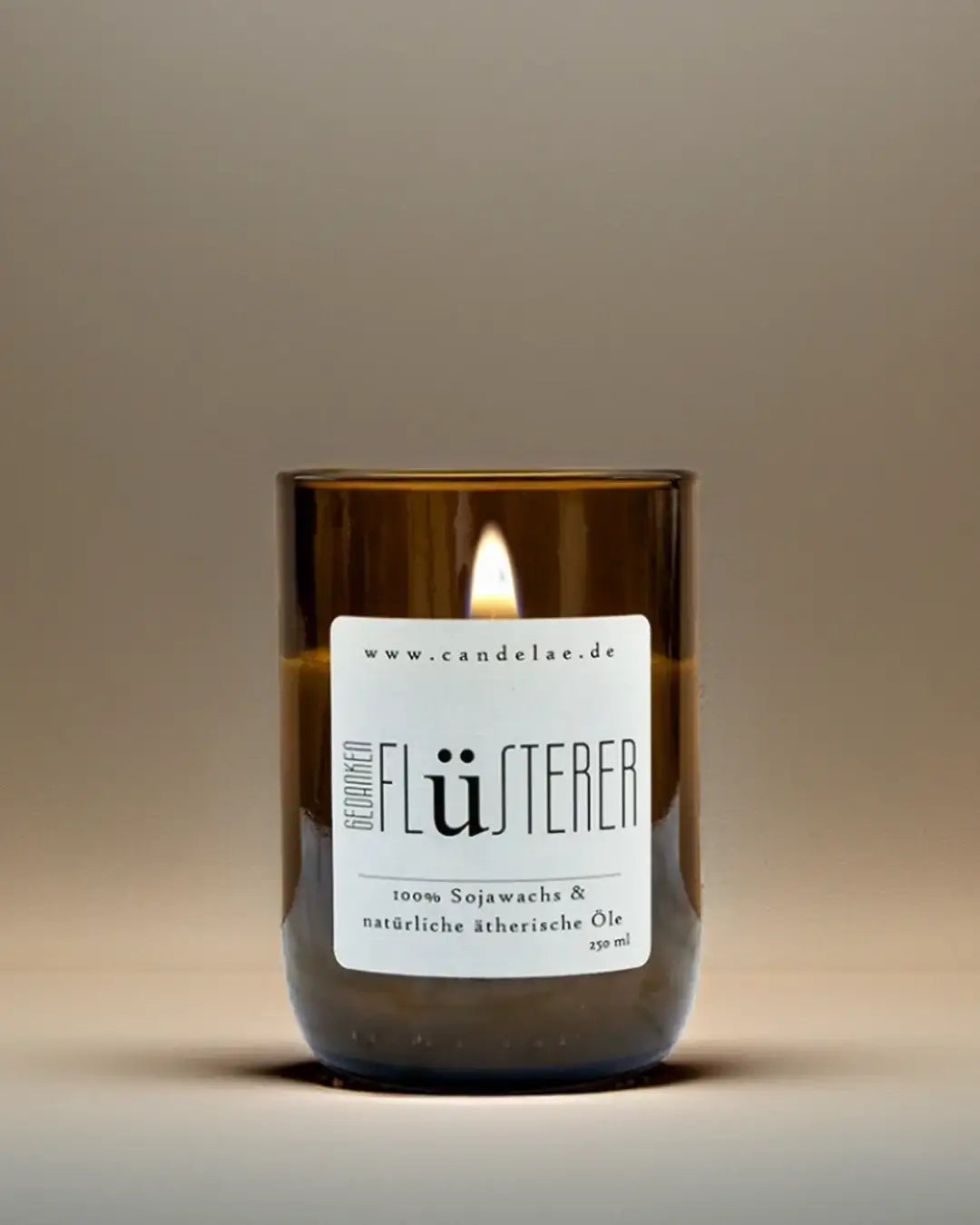 Gedankenflüsterer – Duftkerze für Klarheit & Fokus - by SteinKunstWerk | Kerze aus alter Weinflasche aus nachhaltiger Herstellung