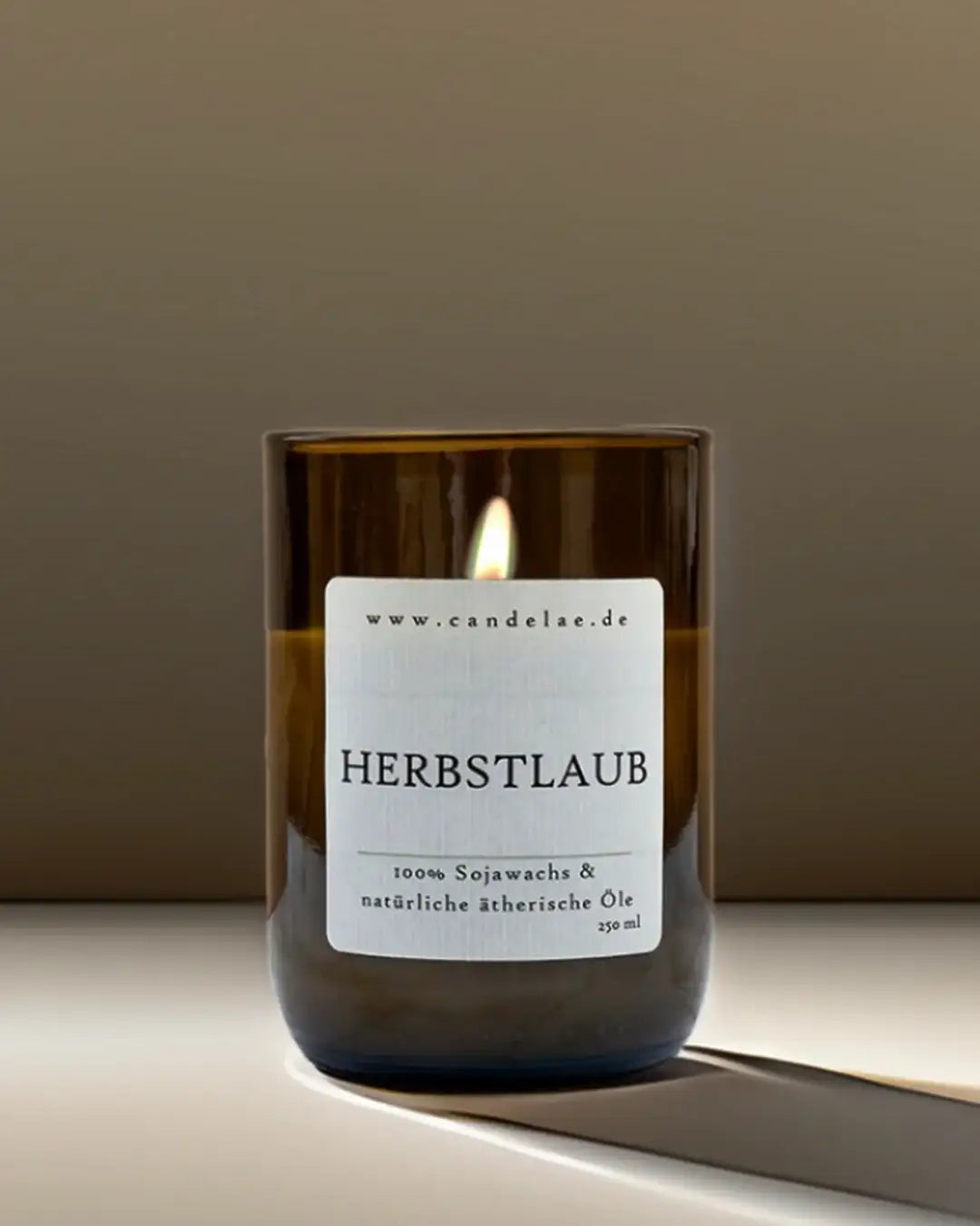 Herbstlaub – Duftkerze für herbstliche Nuancen & Gemütlichkeit - by SteinKunstWerk | Kerze aus alter Weinflasche aus nachhaltiger Herstellung