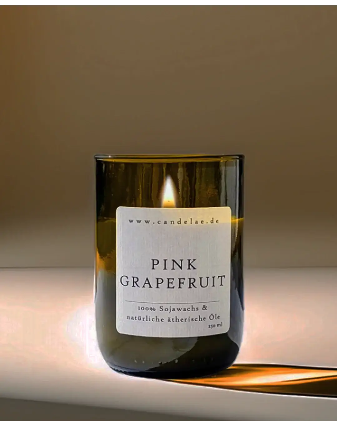 Pink Grapefruit Duftkerze – Frische Energie & natürliche Leichtigkeit - by SteinKunstWerk | Kerze aus alter Weinflasche aus nachhaltiger Herstellung