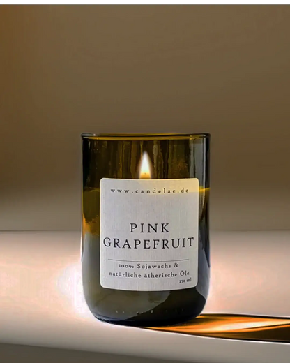 Pink Grapefruit Duftkerze – Frische Energie & natürliche Leichtigkeit - by SteinKunstWerk | Kerze aus alter Weinflasche aus nachhaltiger Herstellung