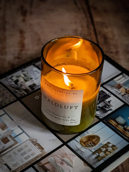 Waldluft Duftkerze – Natürlichkeit, die du atmen kannst - by SteinKunstWerk | Kerze aus alter Weinflasche aus nachhaltiger Herstellung