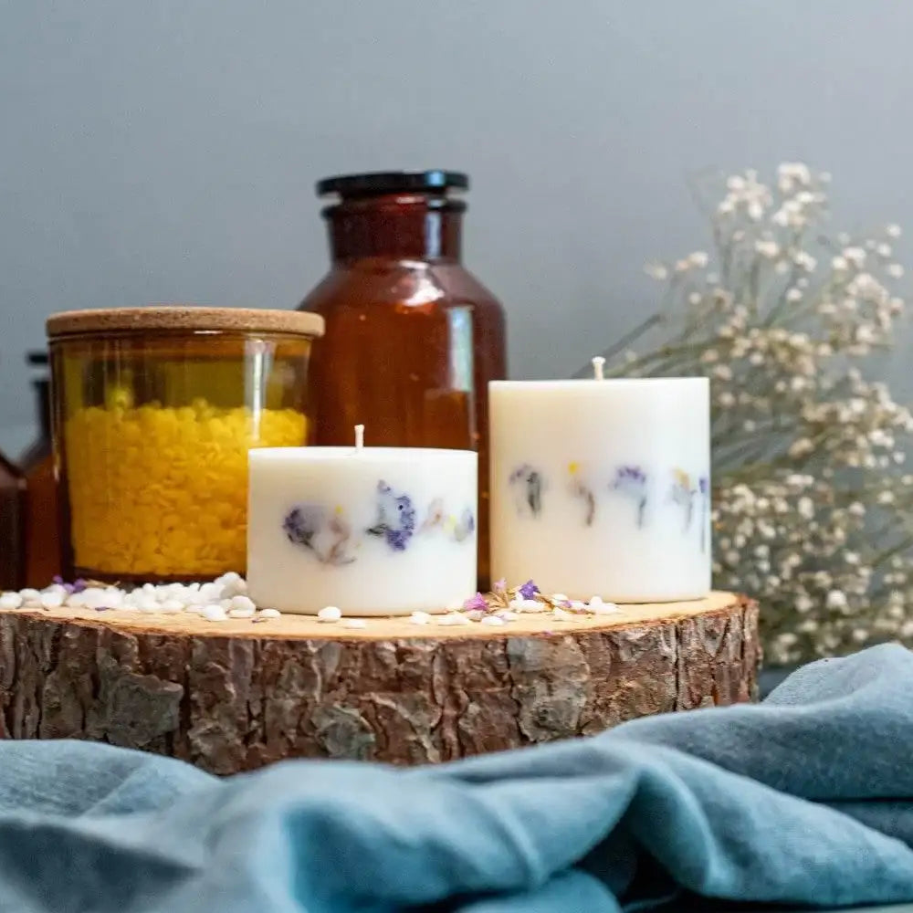 Duftfreie Kerze „Blütenlicht“ – Schlichtheit, Eleganz & Natürlichkeit - by SteinKunstWerk | Duftkerze aus nachhaltiger Herstellung