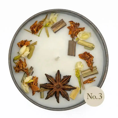 Handdekorierte Duftkerze Sternanis & Blüten – besonderes Geschenk von SteinKunstWerk