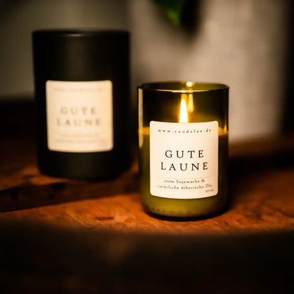 Gute Laune Duftkerze – natürliche Frische, Energie & Leichtigkeit - by SteinKunstWerk | Kerze aus alter Weinflasche aus nachhaltiger Herstellung