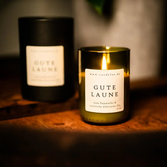 Gute Laune Duftkerze – natürliche Frische, Energie & Leichtigkeit - by SteinKunstWerk | Kerze aus alter Weinflasche aus nachhaltiger Herstellung