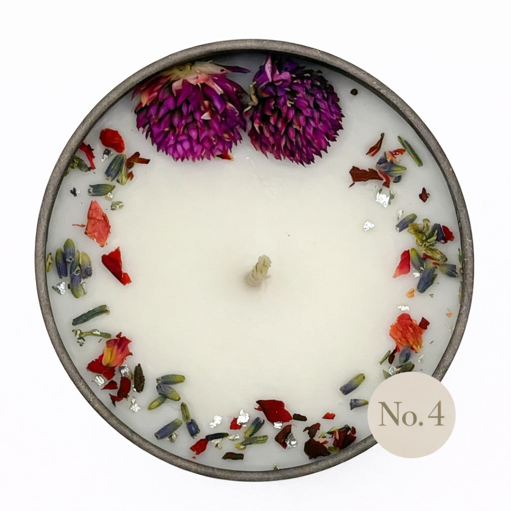 Handdekorierte Duftkerze mit farbigem Blütenkranz – dekorative Kerze als Geschenk