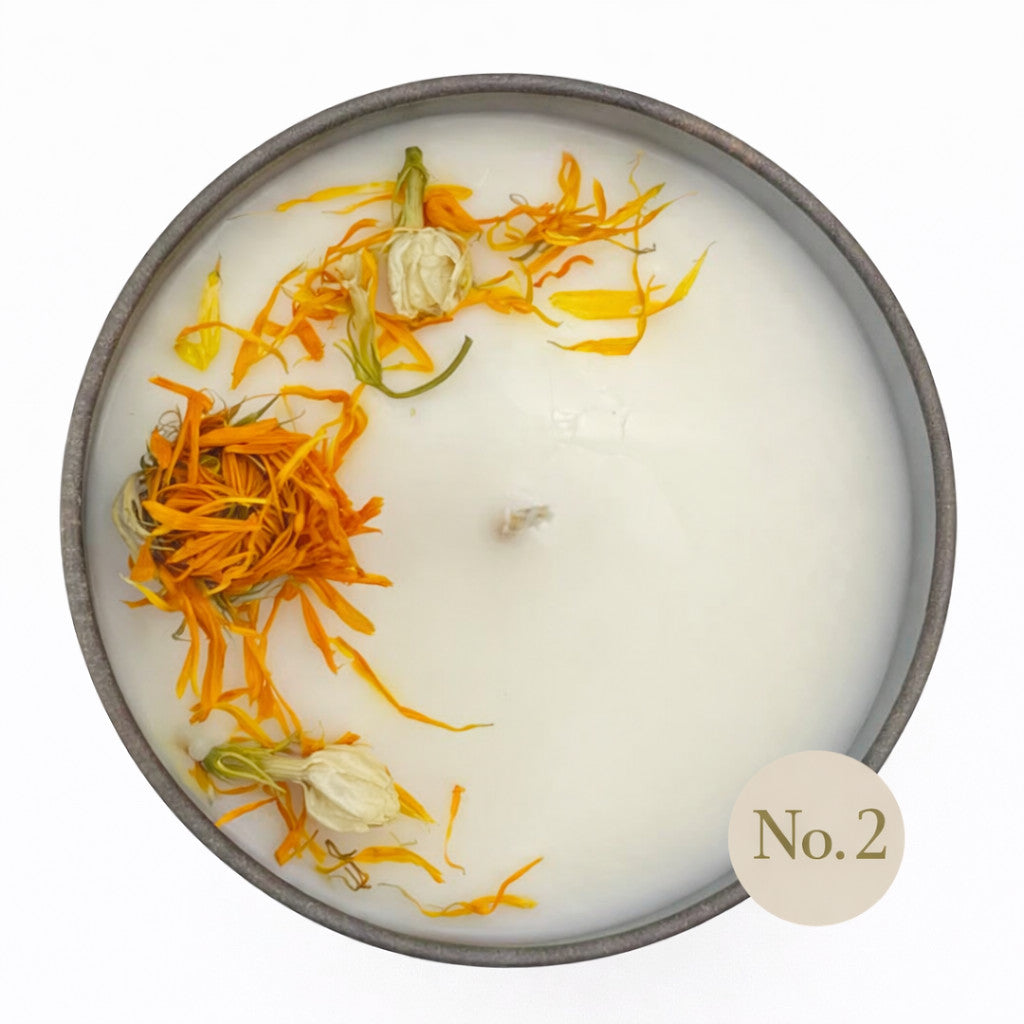Handdekorierte Duftkerze mit Calendulablüten – natürliche und stilvolle Kerzendekoration
