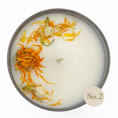 Handdekorierte Duftkerze mit Calendulablüten – natürliche und stilvolle Kerzendekoration