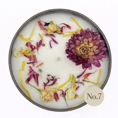 Handdekorierte Duftkerze mit großer Dahlienblüte – stilvolle Kerze mit floraler Note