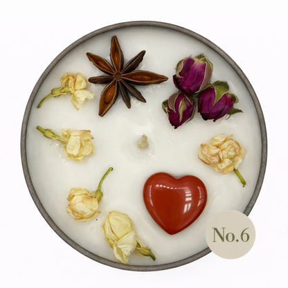 Handdekorierte Duftkerze mit Herzmotiv und Sternanis – besondere Kerze mit Symbolkraft