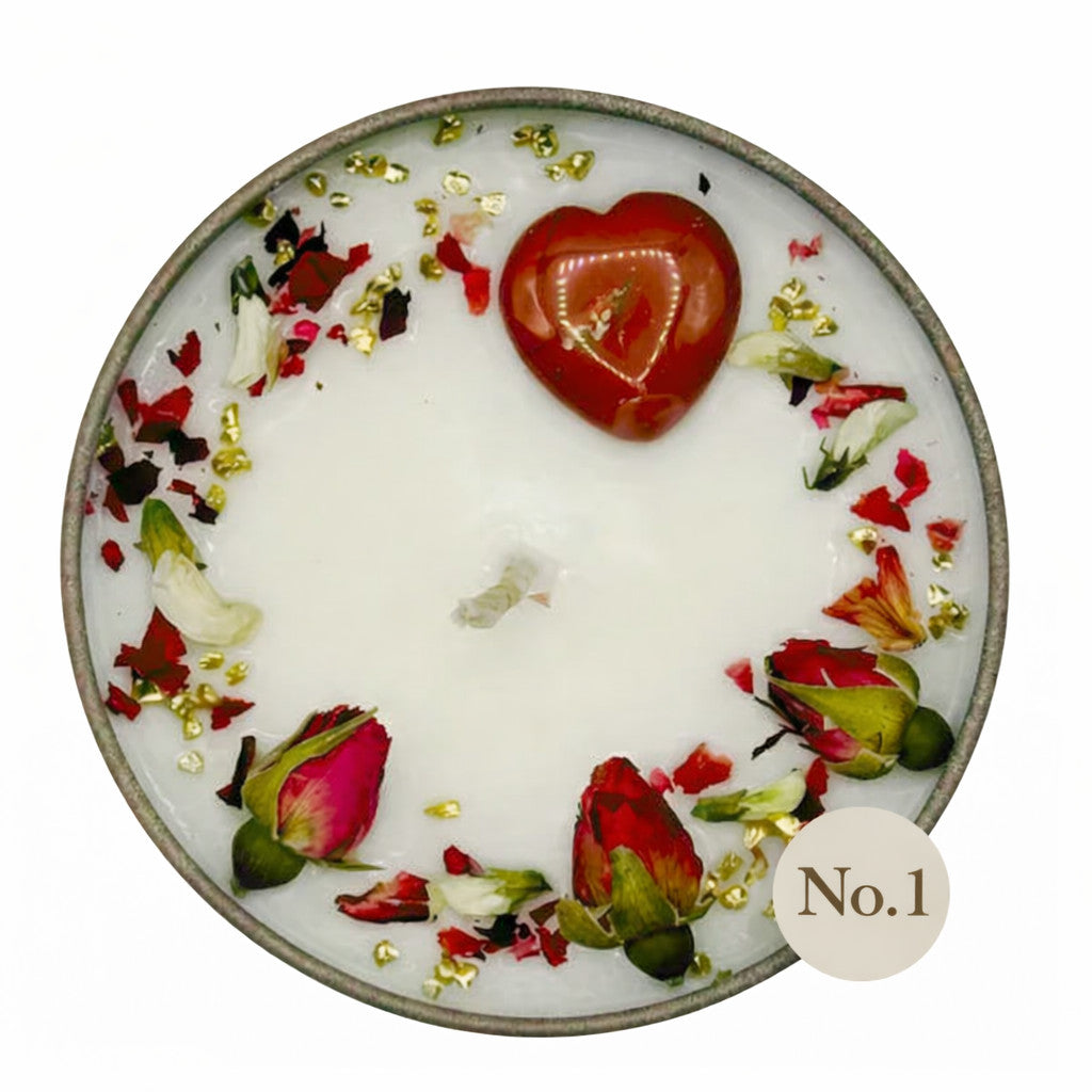 Handdekorierte Duftkerze mit Rosenblüten und rotem Herz – liebevolle Geschenkidee
