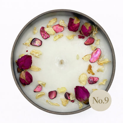 Handdekorierte Duftkerze mit Rosenblütenkreis – elegante Kerze für besondere Momente