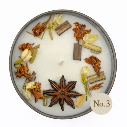 Handdekorierte Duftkerze mit Sternanis und getrockneten Blüten – warme, elegante Optik