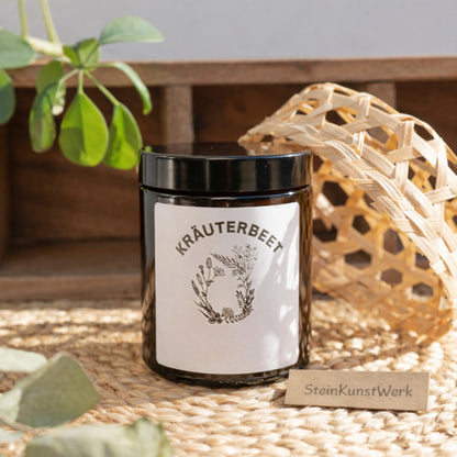Duftkerze Kräuterbeet im Glas mit natürlichem Sojawachs – warme Lichtstimmung, ruhige Wohnatmosphäre und stilvolle Dekoration von SteinKunstWerk