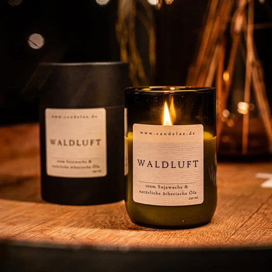 Waldluft Duftkerze – Natürlichkeit, die du atmen kannst - by SteinKunstWerk | Kerze aus alter Weinflasche aus nachhaltiger Herstellung