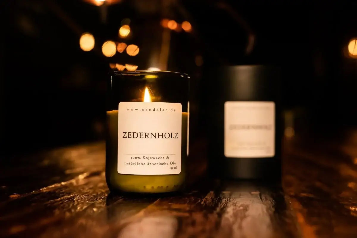 Zedernholz Duftkerze – Natürlichkeit, Ruhe & Balance - by SteinKunstWerk | Kerze aus alter Weinflasche aus nachhaltiger Herstellung