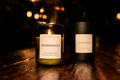 Zedernholz Duftkerze – Natürlichkeit, Ruhe & Balance - by SteinKunstWerk | Kerze aus alter Weinflasche aus nachhaltiger Herstellung