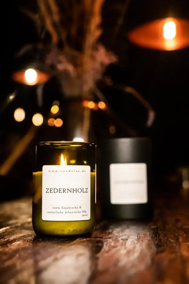 Zedernholz Duftkerze – Natürlichkeit, Ruhe & Balance - by SteinKunstWerk | Kerze aus alter Weinflasche aus nachhaltiger Herstellung