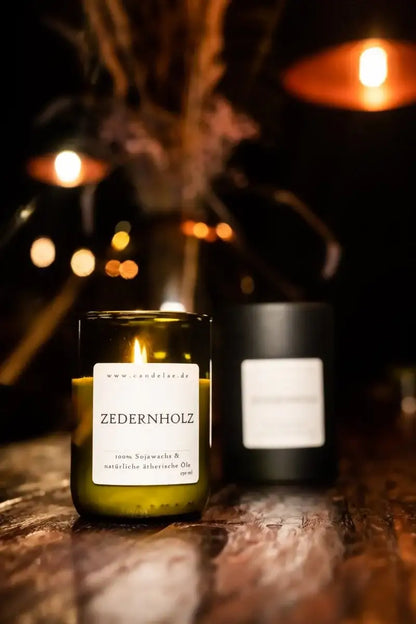Zedernholz Duftkerze – Natürlichkeit, Ruhe & Balance - by SteinKunstWerk | Kerze aus alter Weinflasche aus nachhaltiger Herstellung