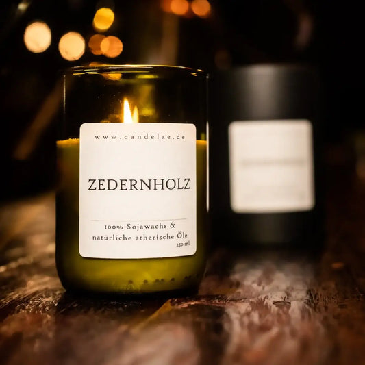 Zedernholz Duftkerze – Natürlichkeit, Ruhe & Balance - by SteinKunstWerk | Kerze aus alter Weinflasche aus nachhaltiger Herstellung