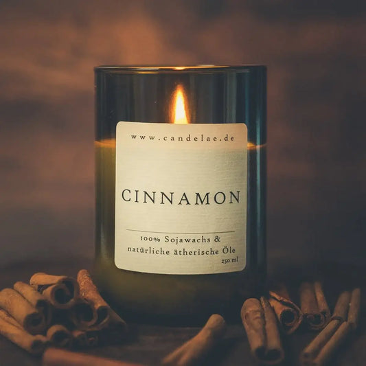 Zimt Duftkerze – Wärme, Geborgenheit & Inspiration - by SteinKunstWerk | Kerze aus alter Weinflasche aus nachhaltiger Herstellung