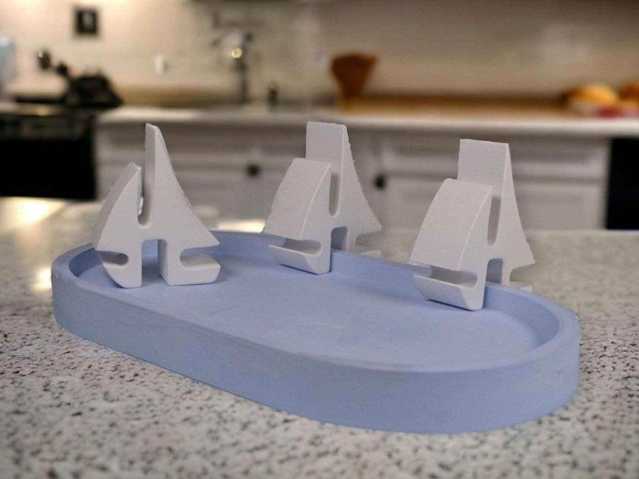 Maritimer Dekoteller mit Segelbooten – Handgefertigte Keramik-Deko in Wunschfarben - by SteinKunstWerk | HE aus nachhaltiger Herstellung