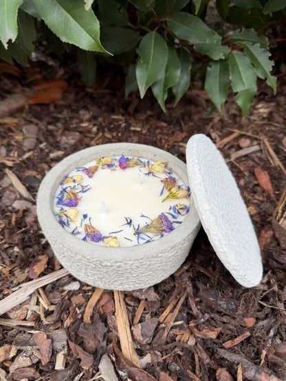Betonkerze mit Deckel "Grey Dream" – 2-Docht & blaue Blüten | 12,5cm